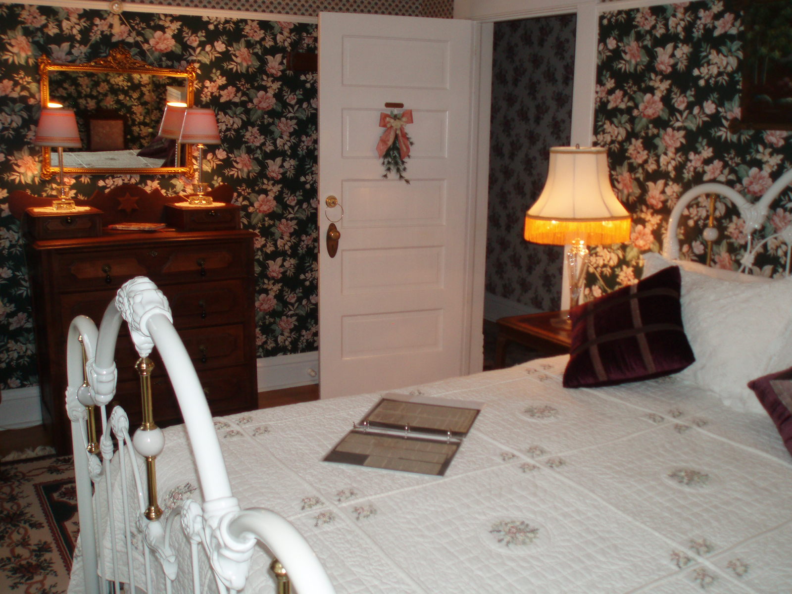 The Florence Myrna Room's centerpiece is the handsome four-poster double bed.