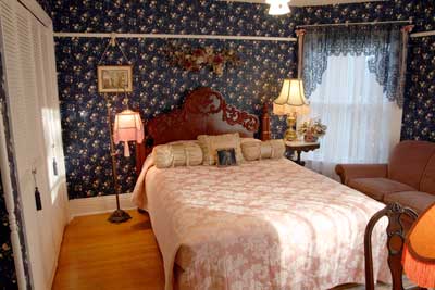 Stevens Point hotel alternative - an antique queen-sized bed at Dreams of Yesteryear